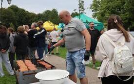 Wsp&oacute;łorganizator festynu piecze kiełbaski na grillu