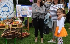 Zdjęcie rodzic&oacute;w z dzieckiem na festynie