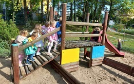 Grupa najmłodsza sprawdza plac zabaw 
