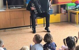 Muzyk gra na akordeonie