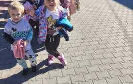 Dzieci w drodze do sklepu