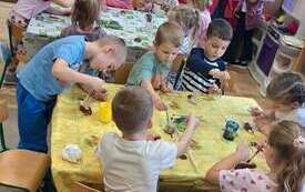 Dzieci wyrabiają masę solną 