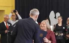 Pani Katarzyna odbiera nagrodę od Prezydenta Miasta Zgierza