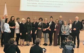 Zdjęcie grupowe os&oacute;b, kt&oacute;re otrzymały Medal Komisji Edukacji Narodowej