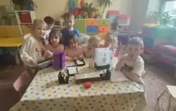 Zdjęcie grupowe dzieci z wykonanymi pracami.