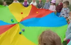 Dzieci bawią się chustą animacyjną