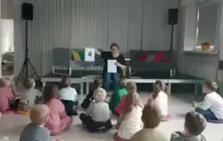 Dzieci słuchają opowiadania.