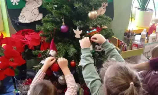 dzieci ubierają choinkę
