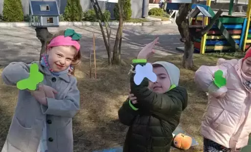 Dzieci pokazują kolorowe motylki.