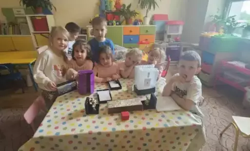Zdjęcie grupowe dzieci z wykonanymi pracami.