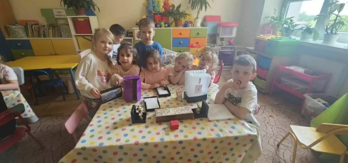 Zdjęcie grupowe dzieci z wykonanymi pracami.