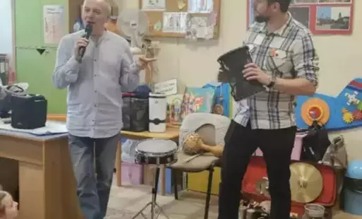 Pan trzyma w ręku bębenek.