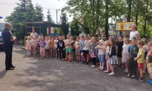 Dzieci stoją ,uśmiechają się .