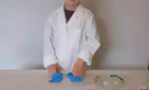 Dziecko stoi,uśmiechają się .