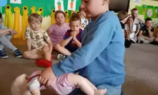 Chłopiec uczy się udzielać pierwszej pomocy