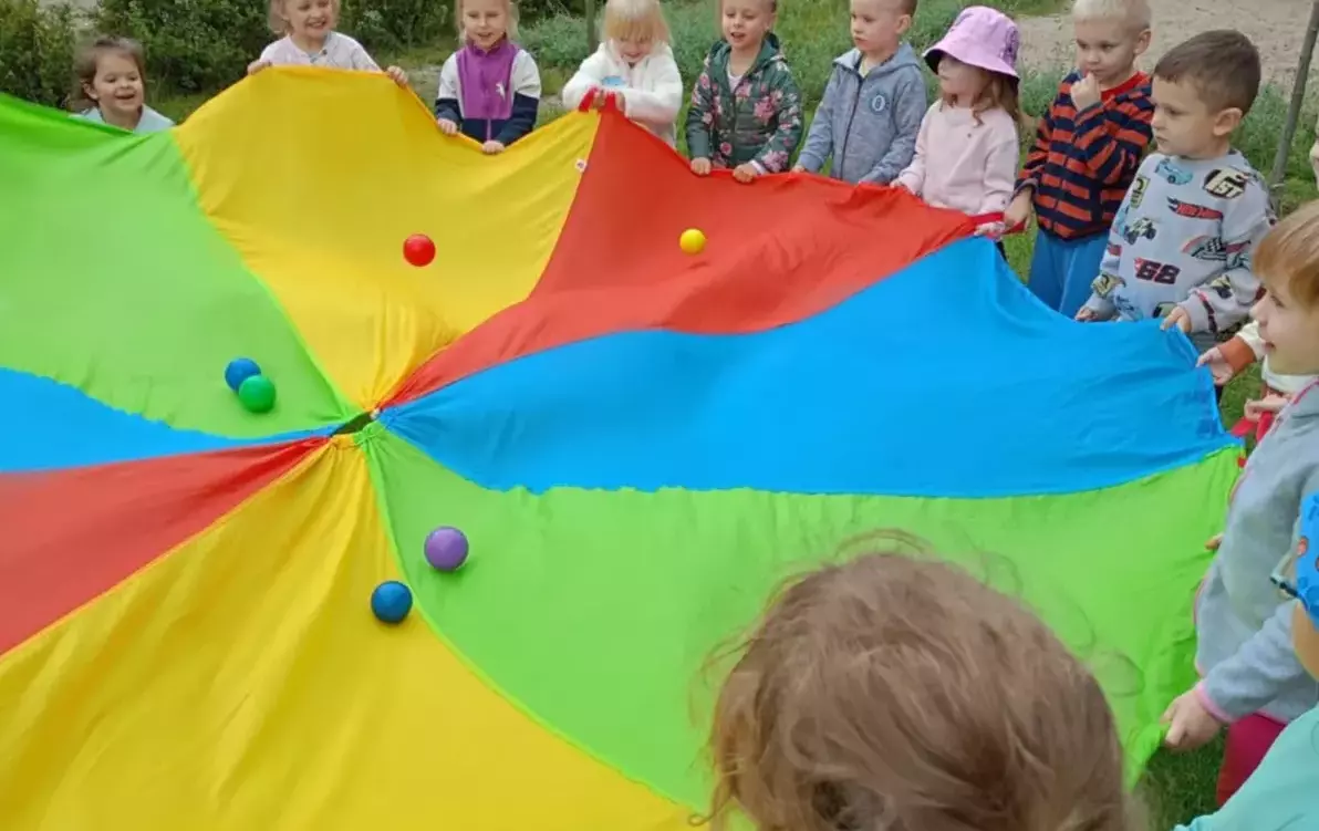 Dzieci bawią się chustą animacyjną
