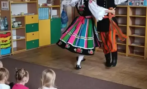 Pan z panią tańczą.