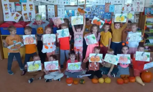 Zdjęcie grupowe dzieci z dyplomami