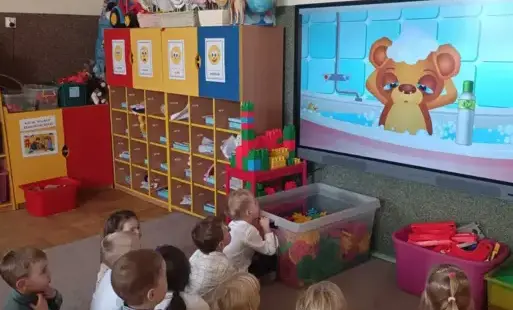 Dzieci oglądają film edukacyjny