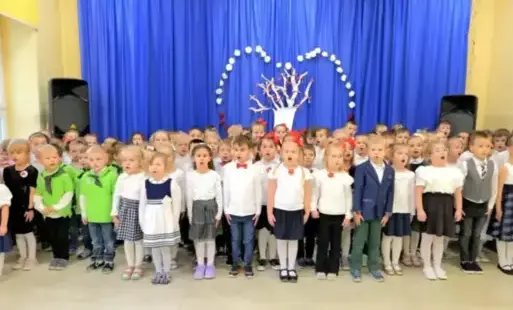 Dzieci stoją i śpiewają hymn