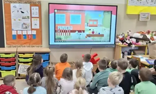 Dzieci oglądają film edukacyjny. 
