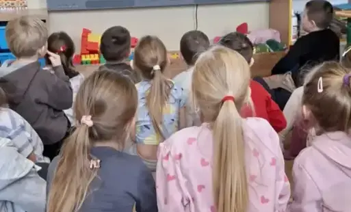 Dzieci oglądają zajęcia 