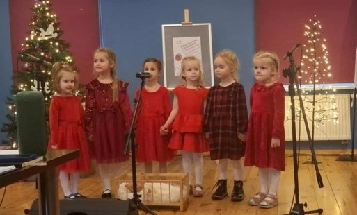 Dziewczynki ubrane na czerwono stoją jedna obok drugiej