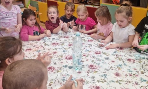 Dzieci bawią się sztucznym śniegiem.