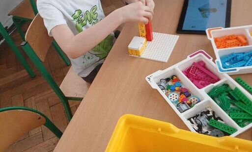 Chłopiec buduej z klocków lego