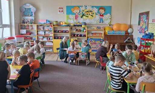 Dzieci grają w gry. 