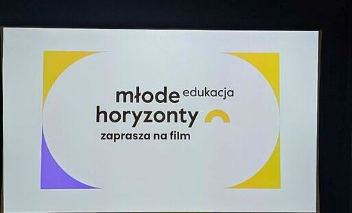 Zdjecie ekranu w kinie z napisem młode horyzonty
