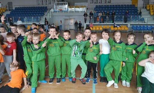 Dzieci stoją w hali Miejskiego Ośrodka Sportu i Rekreacji