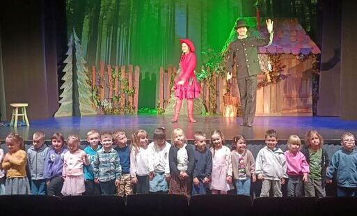Zdjęcie grupowe w teatrze dzieci z grupy drugiej