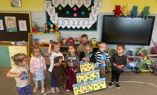 Dzieci z grupy 1 pozują do zdjęcia z tortem 