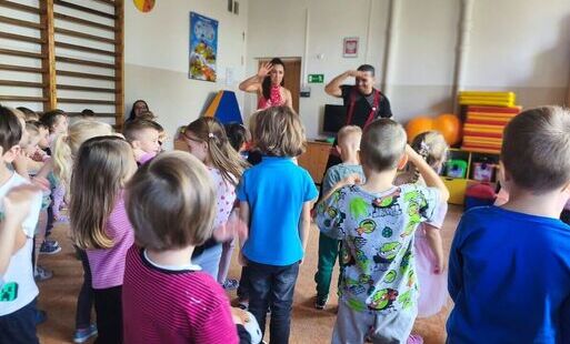 Dzieci patrzą na taniec latynoski