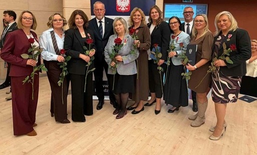Zdjęcie grupowe osób z różami