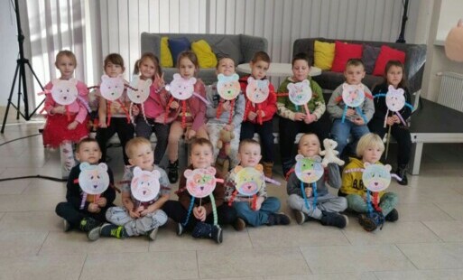 Zdjęcie do Wizyta grupy VI w Miejskiej Bibliotece z okazji Światowego Dnia Pluszowego Misia. 